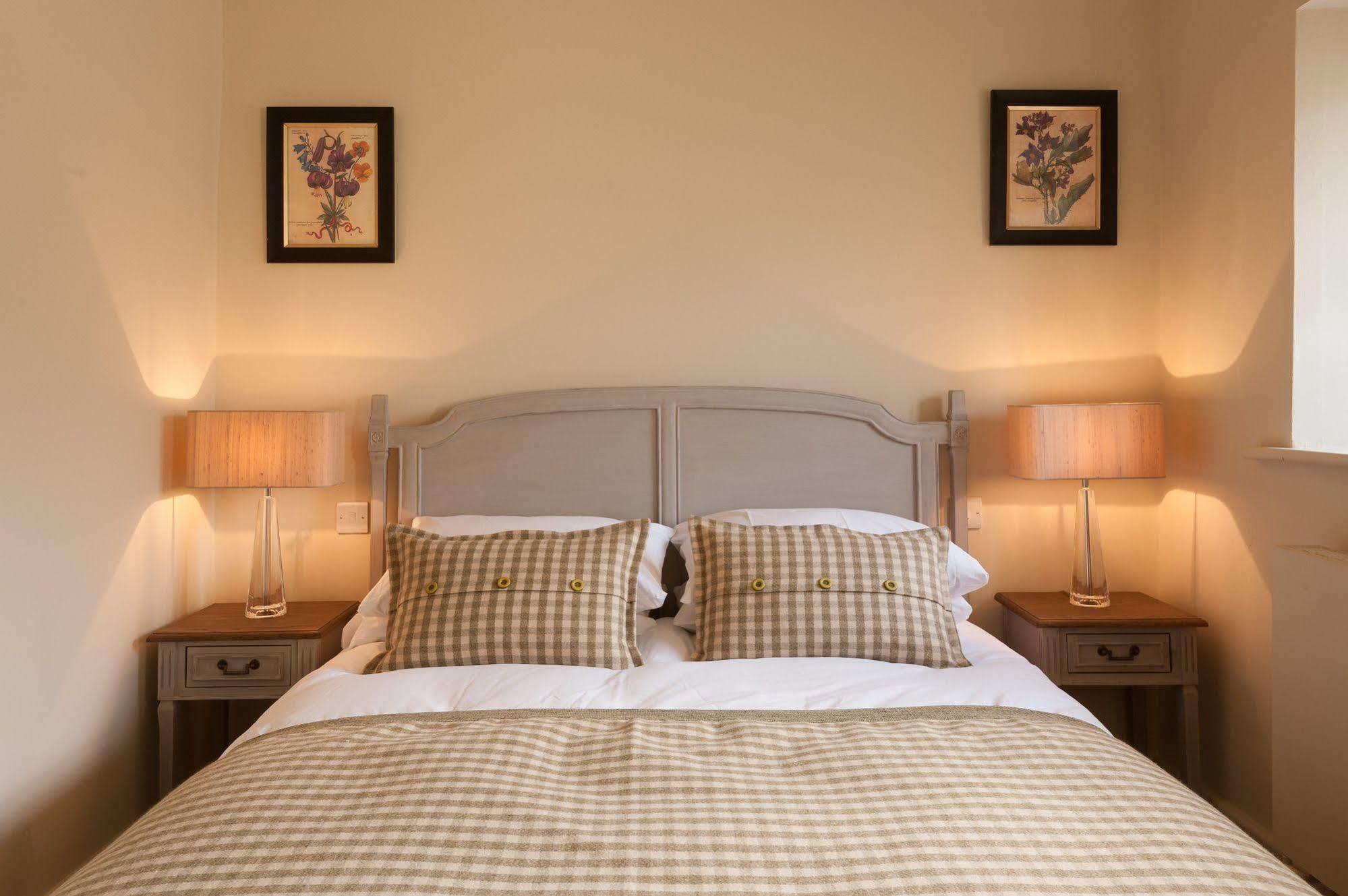 The Crown Hotel Shipton under Wychwood Екстериор снимка