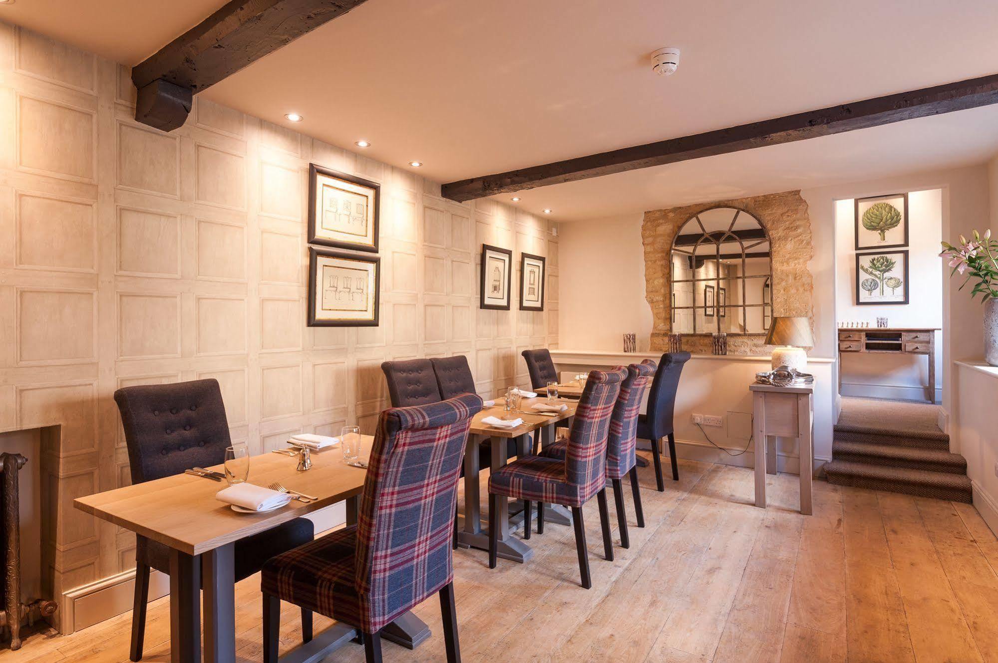 The Crown Hotel Shipton under Wychwood Екстериор снимка