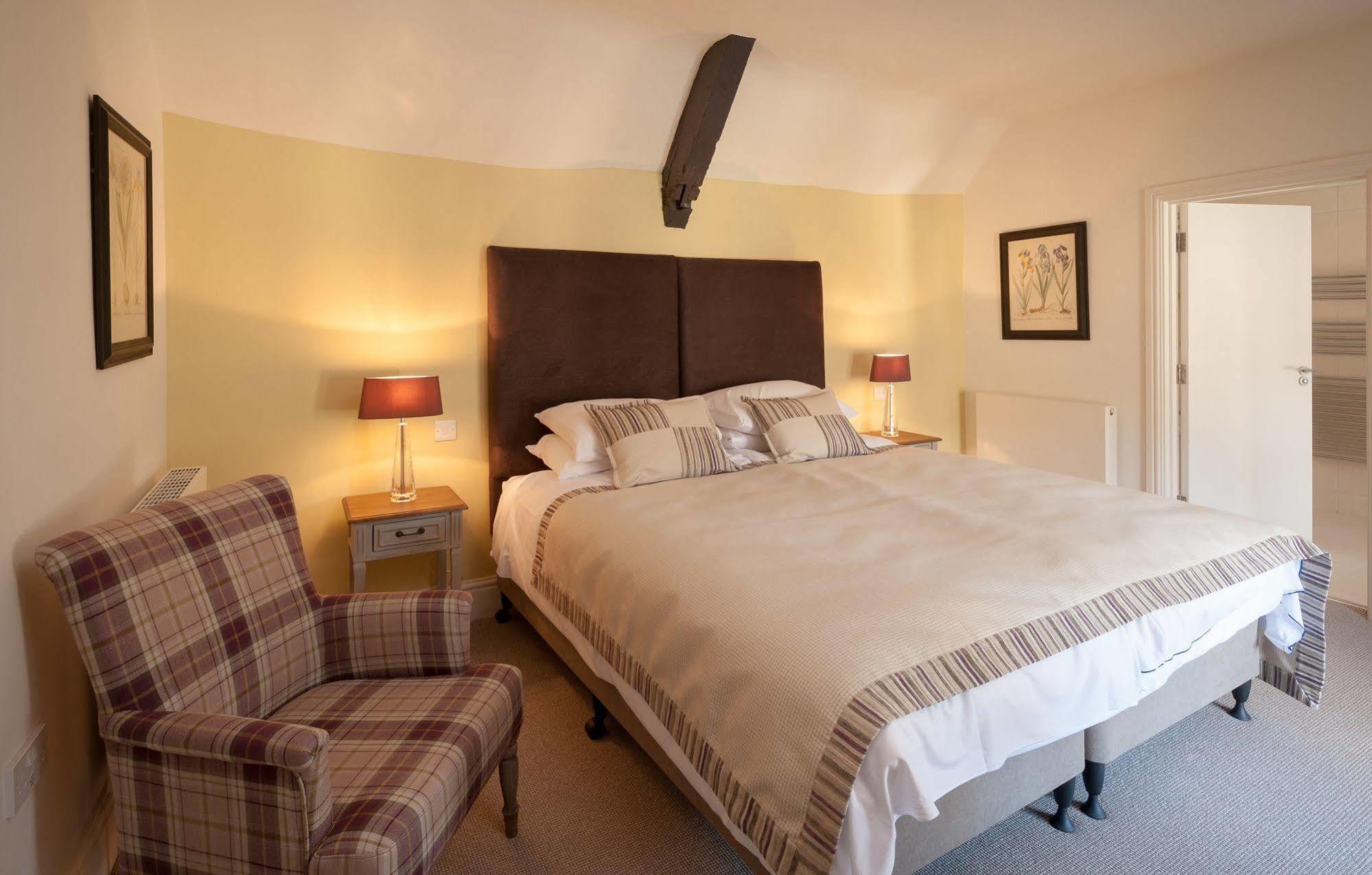 The Crown Hotel Shipton under Wychwood Екстериор снимка