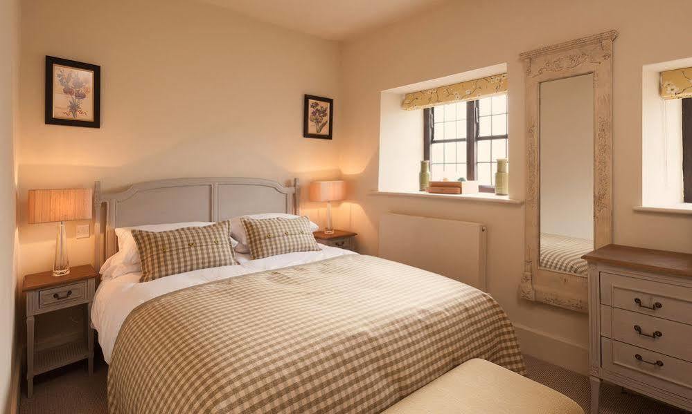 The Crown Hotel Shipton under Wychwood Екстериор снимка